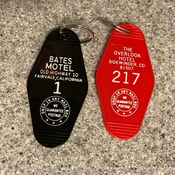 The Shining Psycho Overlook Hotel Bates Motel horror vintage keys keychain fun - Picture 1 of 2